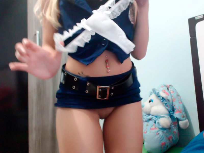 vestida de policial e trocando de calcinha